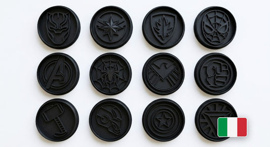 Set 12 tagliabiscotti emblemi Marvel supereroi in PLA nero